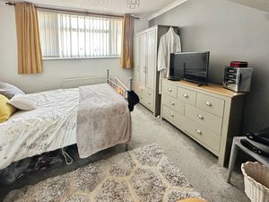 Pyfleet Close - click for photo gallery